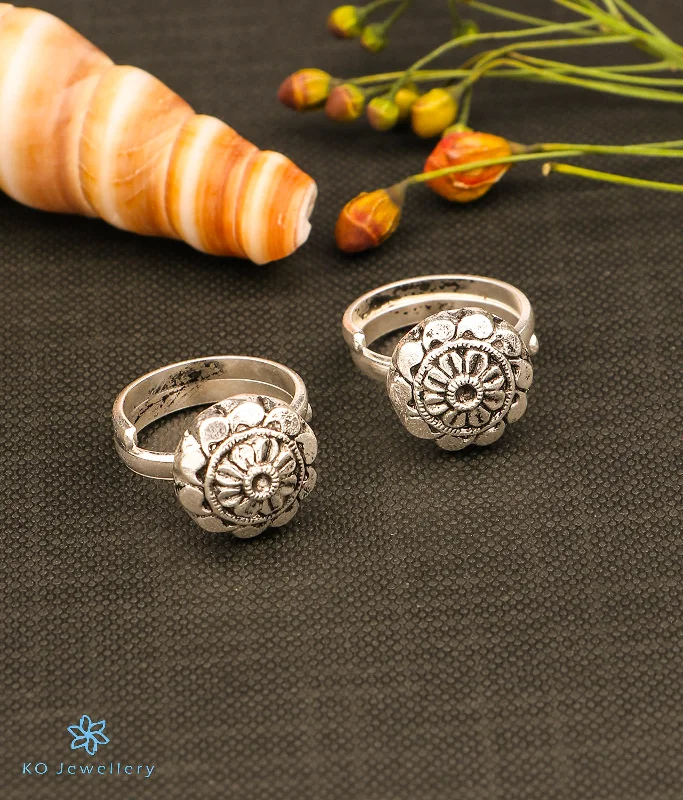 women floral engagement rings -The Chayana Silver Toe-Rings (Oxidised)