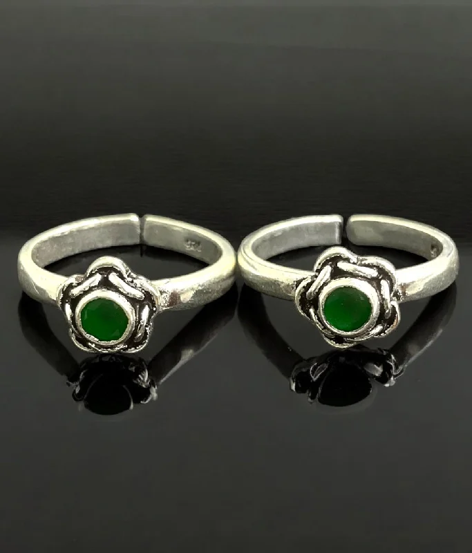 women floral engagement rings -The Aakara Silver Gemstone Toe-Rings (Green)