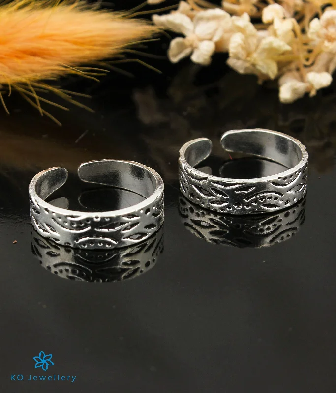 women luxury cuff engagement rings -The Advika Silver Toe-Rings