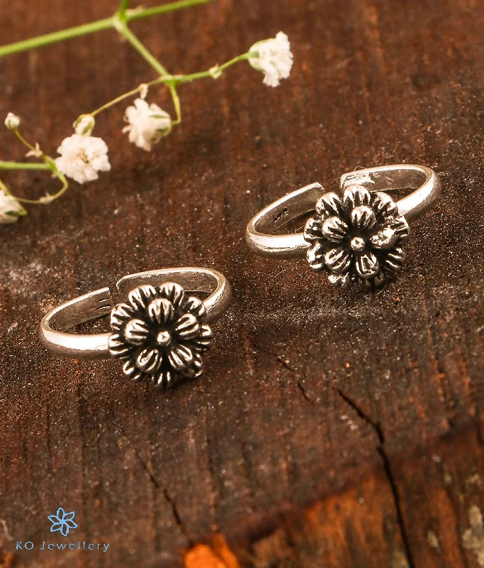 women geometric engagement rings -The Daffodils Silver Toe-Rings