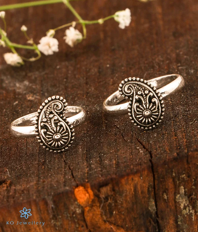 women gemstone-studded engagement rings -The Pretty Paisley Silver Toe-Rings